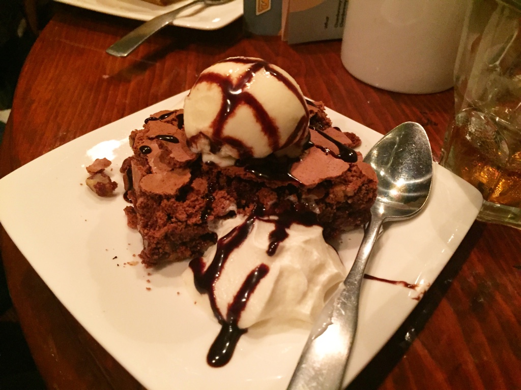 chocolate brownie and vanilla icecream