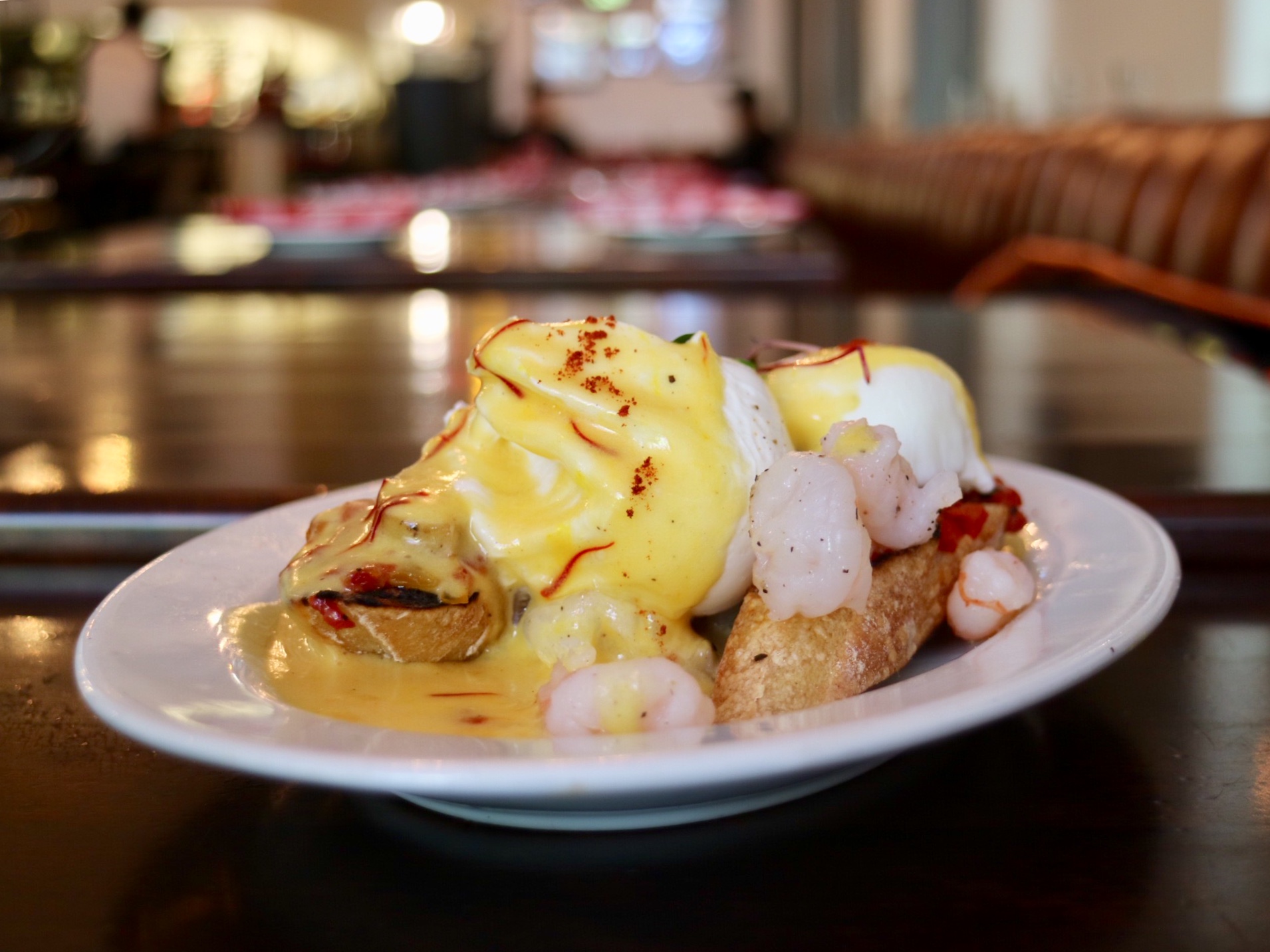 huevos benedictinos (egg benny with prawns)