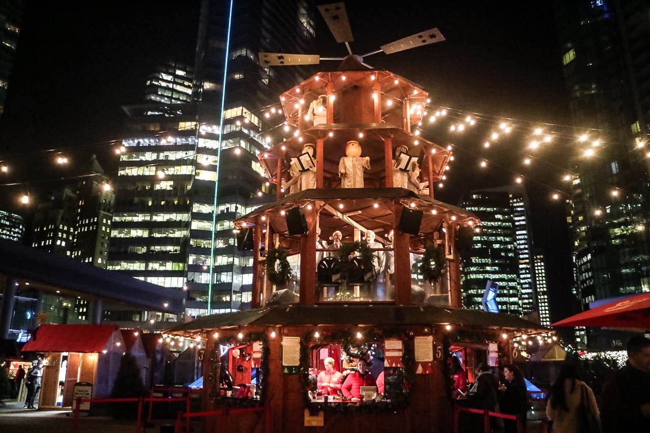 Christmas Pyramid’s ‘Flying Stage’