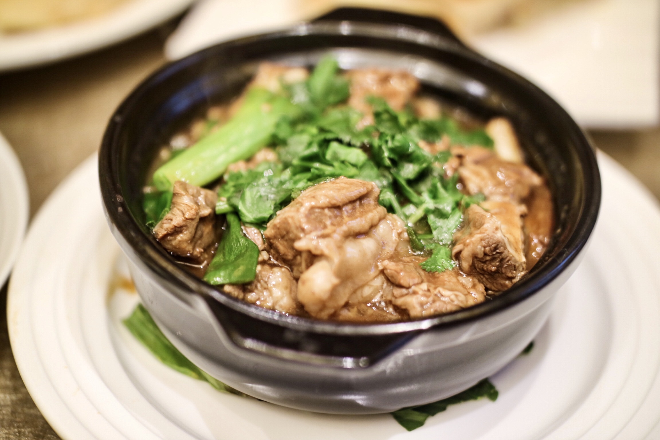 Singing Beef Brisket and Rice Rolls in Pot (啫啫牛腩腸粉煲)