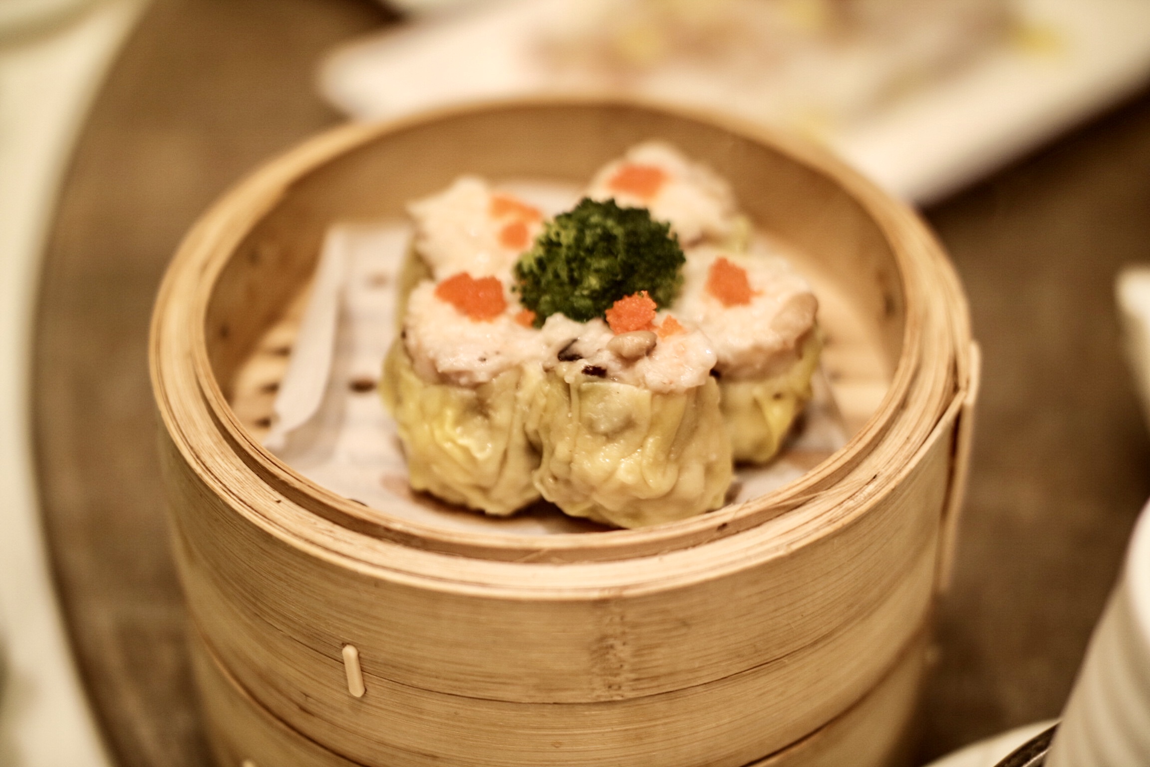 Steamed Pork Dumpling with Crab Roe (蟹籽切肉燒賣皇)